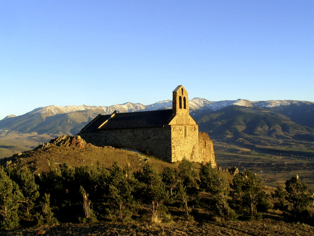 La chapelle de Belloc près de Dorres domine le plateau Cerdan